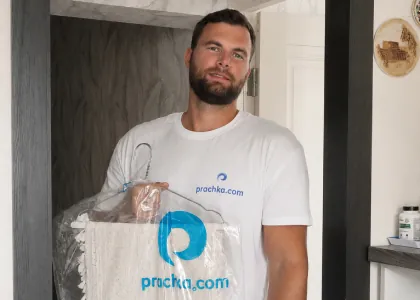 Оператор Prachka в наушниках отвечает на заявки
